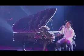 陈奕迅花钱去看周杰伦演唱会，周董发现后叫他上台唱歌，真亏大了