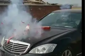 小伙子在大奔驰车上放鞭炮，车都刮花了视频封面
