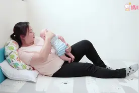 3分钟学会6种哺乳姿势，还能舒缓乳腺组塞！视频封面