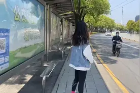 5000张“乘车操作指南”张贴公交站台候车亭 乘客可扫码实名认证视频封面