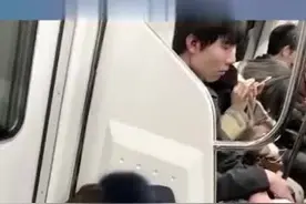 日本地铁里偶遇的小姐姐，眼前一幕，看着真让人心疼！视频封面