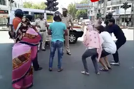 疫情防控期间违反“宵禁”规定，印度民众被罚大街上做“蹲起”