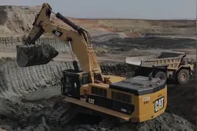 国外工地实拍：大型卡特挖掘机挖土装车视频封面