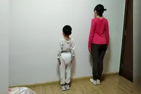 居家锻炼有妙招，松腰健脊强肾能促进孩子发育，1分钟就学会了