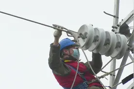 湖北电力工人爬60多米铁塔抢修高压线，保10万居民可靠用电视频封面