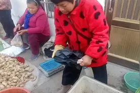 偶遇螃蟹达人，这样卖螃蟹我也是真的佛了😊视频封面