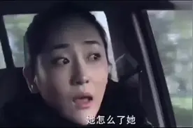 女孩看到前面的豪车就想去搭讪，而想出的搭讪办法让人无语视频封面