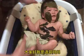 宝宝洗澡被整蛊表情包超多，太好玩了！有了你爸妈烦恼都没了视频封面
