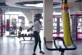 男子追求美女追到了健身房，亲了对方，还不忘夸对方香视频封面