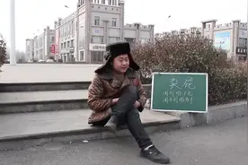 小伙摆摊闻屁，没想美女放了一个屁后，直接把在场的人都熏吐了视频封面