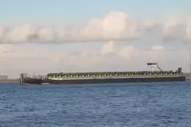 欧洲内河轮船运输拖拉机，满满一船，看着真是壮观！视频封面