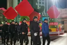 两会故事|太暖了，藏族萌娃向执勤特警敬礼！图片