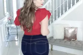 女性时装穿搭：红色上衣很显肤白，搭配蓝色紧身牛仔裤