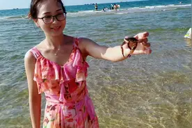 玲子来到防城港天堂海滩，螃蟹随处可见，这么美为啥很少人来？视频封面