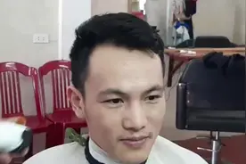 额头高又款，头发自然卷，四周还炸毛，这发型让理发师很头疼