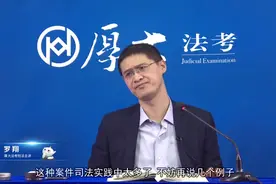 女子被男友用手机拍大量裸照男友称手机被警察没收了视频封面