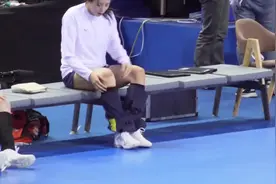 为了减少运动损伤，教练认真帮运动员小姐姐提前热身，非常称职！视频封面