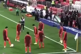 国足抢圈集锦 赛前热身像在忽悠对手 训练场如狼似虎视频封面