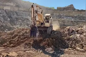 巨型的采矿挖掘机，装上破碎器来碎石了视频封面