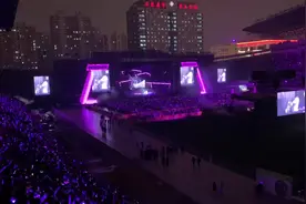 石家庄站的同学，今晚林俊杰。帮忙点个赞，手端着挺累的