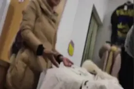 女子买皮草派克服穿上掉白毛 店家称都掉毛