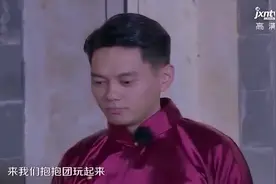 主持人让男子隔着扇子亲吻美女，男子一句话，让美女无地自容落泪视频封面