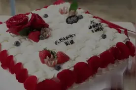 迪丽热巴片场过生日，笑脸如花愿望现实，分蛋糕亲力亲为人人不落视频封面