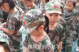 退伍小伙最后一天带军训，会操场面壮观，姿势萌翻众人