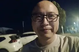 21:47分小伙突然想起下班忘打卡，大晚上的他是怎样解决此事?