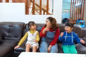 妈妈真是太困了，陪孩子们看电视看着看着就睡着了视频封面