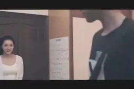 男友无家可归，女友偷偷把他带回自己家，真机智啊！