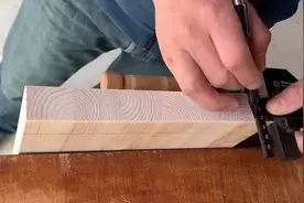 如今的家具为啥很少用榫卯结构？看完其制作过程，才知道原因！视频封面