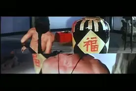 男子想要逃出屋子，谁知屋里坛子变成坛子人阻止他