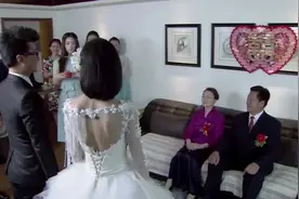 新娘不肯下跪给公婆敬茶，结果听到跪下有礼物，立马跪下，太逗了视频封面