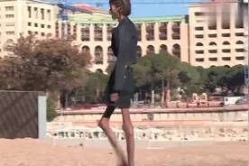 女子因减肥过度，每天只喝水不吃饭，如今瘦成皮包骨！视频封面