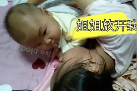 十岁的姐姐放学抱起四个月妹妹发生感人的一幕，宝妈：很欣慰视频封面