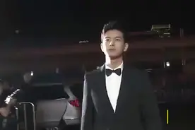 靳东老婆晒父子三人合照，小儿子的鞋成最大亮点，老婆太会过日子视频封面
