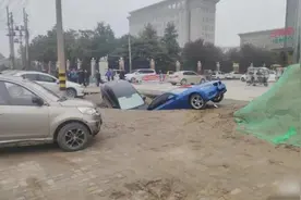 商丘一处路面塌陷，两辆汽车受损严重视频封面
