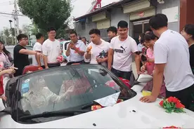 鲁西南闹婚礼习俗，新娘下车鞋被拿走了，要用钱来交换。视频封面
