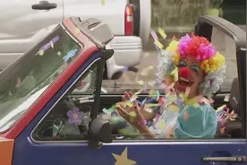 国外恶搞：小丑请美女上车，妹子刚进车就被这一下给惊住了视频封面