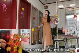 二丫很信佛，把财神爷请到店里，烧香鞠躬三拜，生意兴隆财万贯