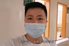 女朋友生病了，头晕、恶心、呕吐想吃橘子，蓝天哥亲自剥给她吃！视频封面