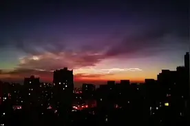 北京天空现“神秘光线”网友惊奇晒照 专家:应该是飞行器尾流视频封面