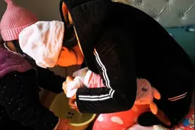 总算给宝宝户口上了，到家马上给媳妇做饭吃，宝宝洗屁屁喜欢哭视频封面