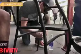 国外恶搞 会移动的凳子整蛊路人 路人小哥一脸生无可恋的表情视频封面