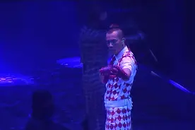 古惑仔五兄弟重聚演唱会，陈小春大秀机械舞出场，画风有点酷！视频封面
