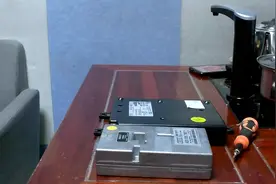 老朱拆2个大众车载电器，一个大众蓝牙模块 一个大众奥迪AMI模块