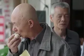 老师傅吃生煎包觉得不太对劲，小伙子不信，没想到真的吃出人命了视频封面