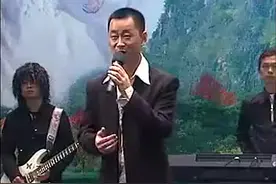观众提了四个搞笑的问题 小张帝现场唱答 非常风趣幽默快来听听视频封面