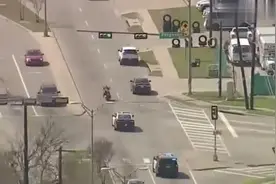 现实版速度与激情,警车高速狂追摩托车,这哥们太猛,结果没想到视频封面